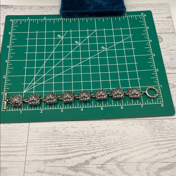 Bracelet Bailey Silver Floral Bracelet Vintage Swirl Toggle Closure - Picture 10 of 10